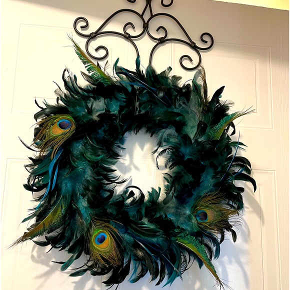 23” Feather Wreath and Bracket - Picture 1 of 4